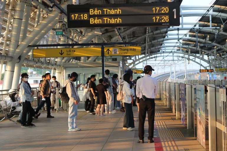 Vietnam's Gig Workers Battle Fuel Crisis Amid Iran-led Blockade