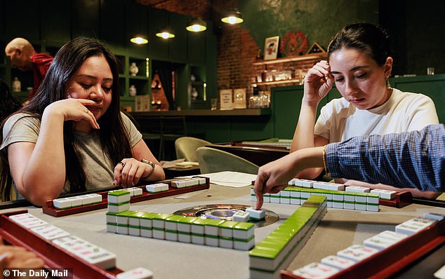 Mahjong Resurgence Draws Celebrities and Families Across the Nation