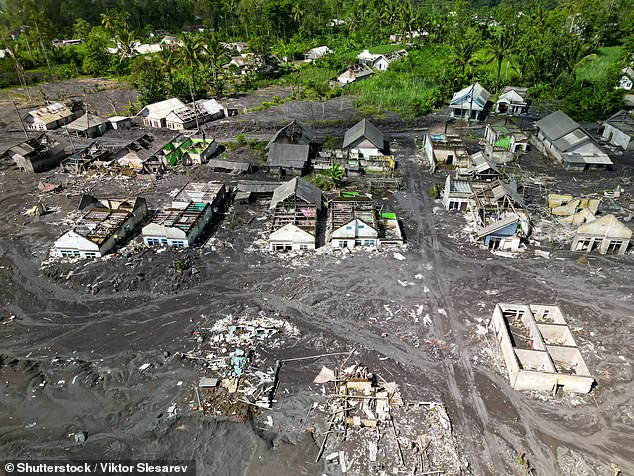 Washington scientists warn three towns face immediate destruction from Mount Rainier mudflows.
